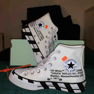  - Säljer ett par LIMITED edition Converse Chuck Taylor i samarbete med Off-White. Passar som vanliga Chuck 70.  Använda en gång och tag avklippt därav låga priset, dessa är helt slutsålda och säljes för över 3000kr på andra sidor. 