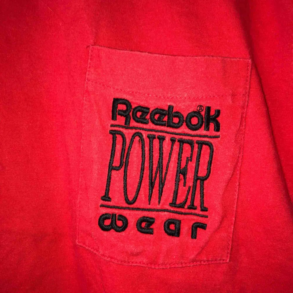 Röd Reebok t-shirt i strl L men passar mindre storlekar! . T-shirts.