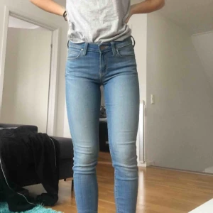  - Tajta jeans från lee i mycket bra skick:)