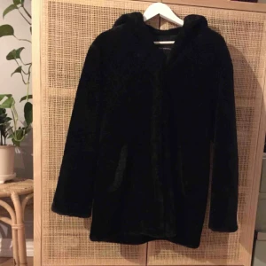  - Fin fejkpälsjacka från gamla Lindex. Stor mysig luva. Storleken är 34/36 men jackan är stor i storleken. 