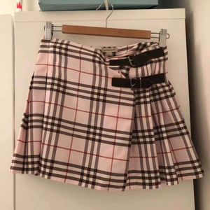  - Äkta burberry kjol! Finns inte längre att köpa på burberry❤️