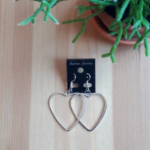 Örhängen hjärta - nya örhängen  (frakt15kr)