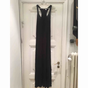  - Svart enkel långklänning från H&M i storlek 36!  ⚠️OBS! HÄMTAS i Hornstull alternativt skickas mot att köparen betalar fraktavgift. Möts endast upp om köparen köper för 100kr eller mer!⚠️