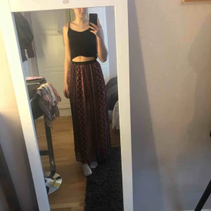  - Sjukt snygg röd lång kjol med en slits på sidan🌹 Svart underkjol finns med annars lite smått transparent Oanvänd🌸   