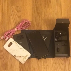  - Säljer på grund av att jag inte trivs med Samsung och köpt en iphone istället 😊 köpt i slutet av förra sommaren med följer kartong, hörlurar, 2 laddare och 2 skal allt funkar som det ska! Inga sprickor.. billigare vid snabb affär;)