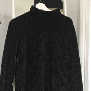  - En mörkgrön polotröja från Cubus! Världens mysigaste material, och även i fint skick! Ordinarie pris 300kr, säljer för 100kr inkl frakt :) 