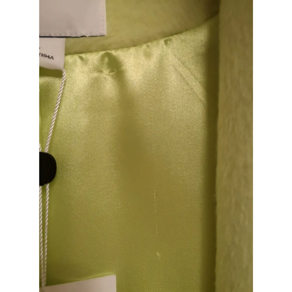 En grön/gul neonfärgad kappa från Monki. Har testat den i affären men aldrig använt. Prislappen finns kvar. Kan skicka fler bilder om det behövs :). Jackor.