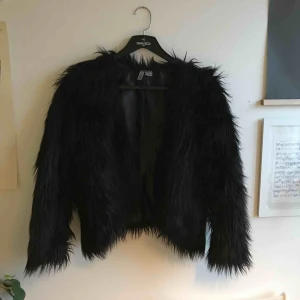  - Jacka i fuskpäls från H&M Svart med inslag av lila nyanser 