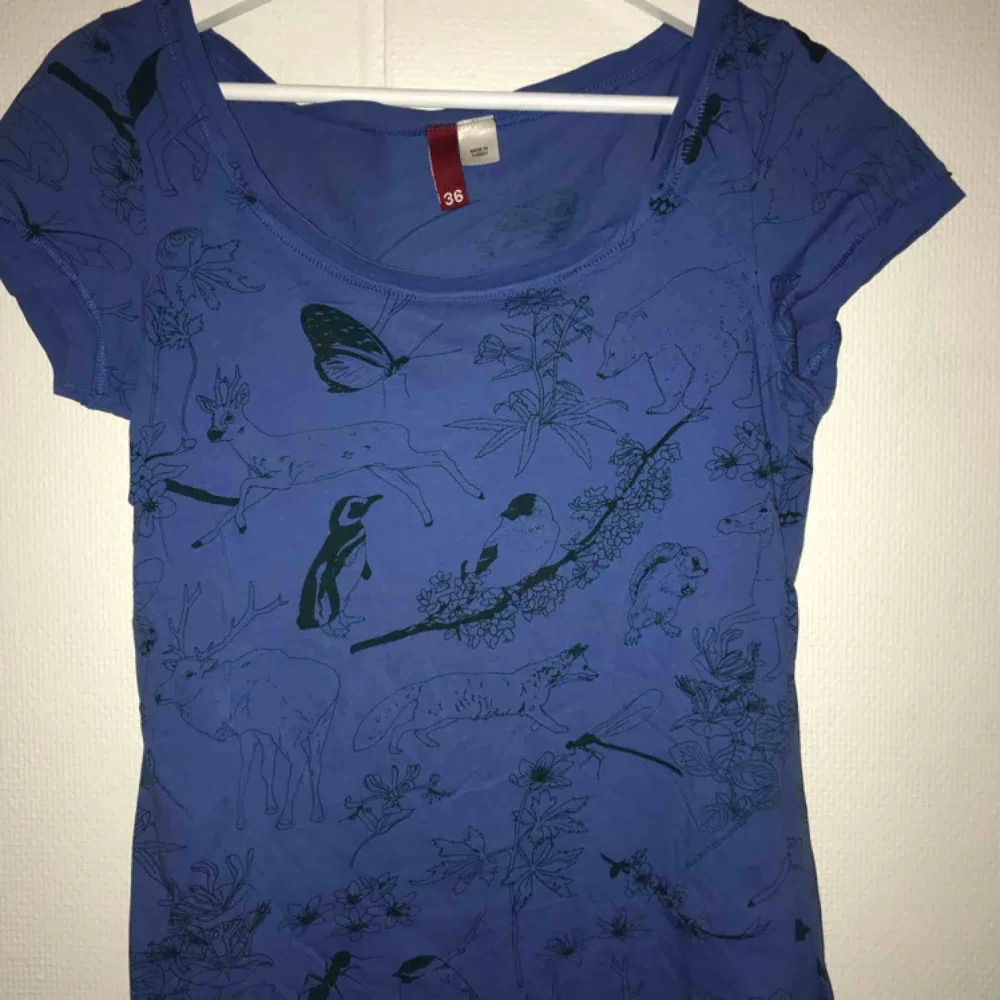 Superfin blå t-shirt med djurmotiv! Endast provad, strl 36/S😊. T-shirts.