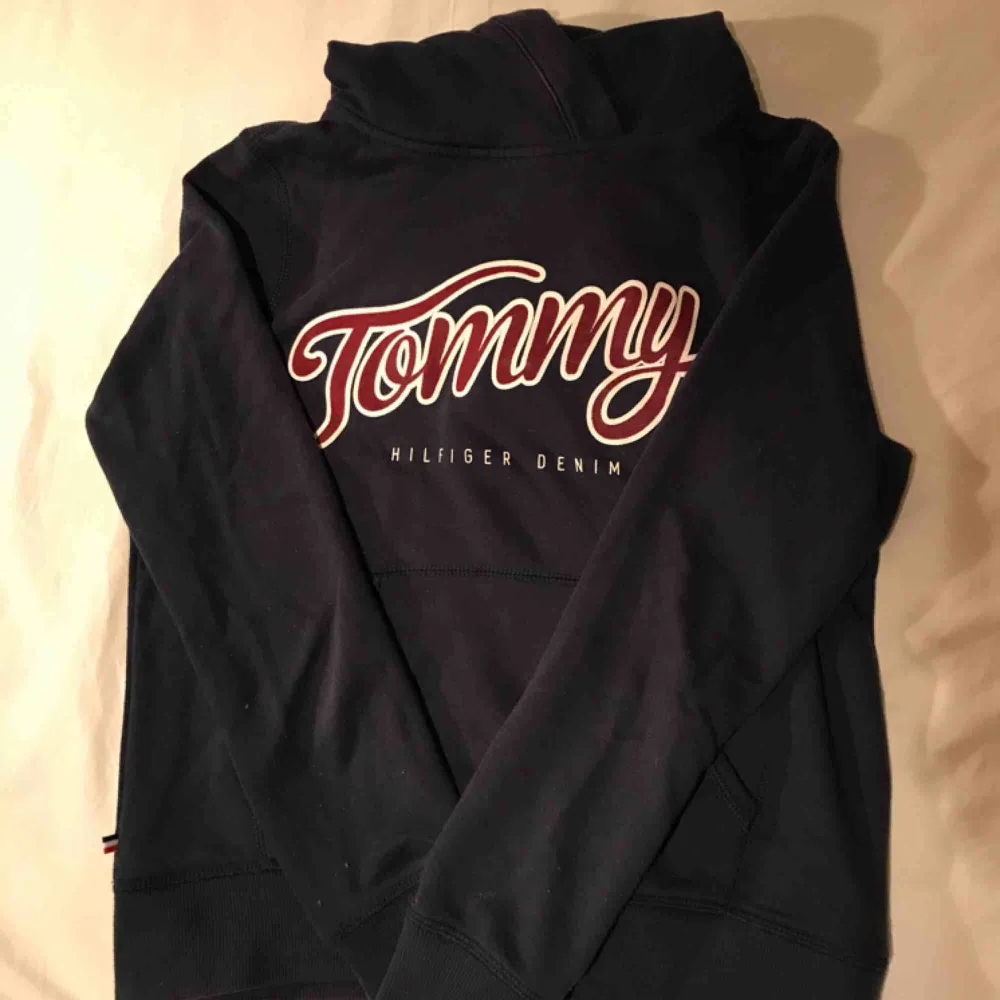 Fin hoodie från Tommy Hilfiger, flitigt använd därav något nottrig på vissa ställen men inget avsevärt!🌸 köpt för 1199kr och priset är inklusive frakt! Betalning via swish☺️. Hoodies.