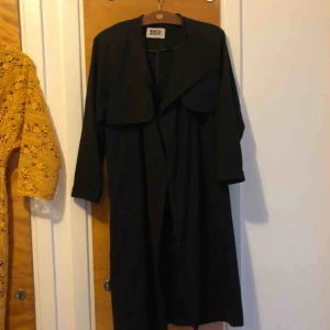  - Kappa från weekday. Inköpt för cirka tre år sedan. Har älskat den men använde den inte förra våren. Köparen står för frakten. Köptes för 900kr