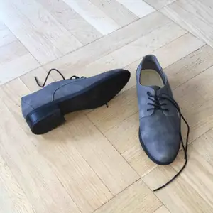 Ett par tjusiga grå skor som tråkigt nog inte är min stil riktigt 💛 Aldrig använda och frakt tillkommer eller så kan vi mötas upp i Mariestad ☀️