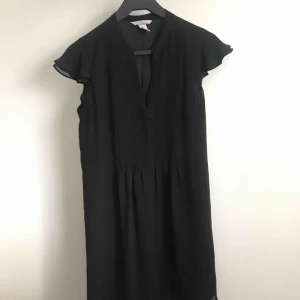  - Söt svart klänning, knappt använd. Säljer pga inte min stil längre. Köpare står för frakt.