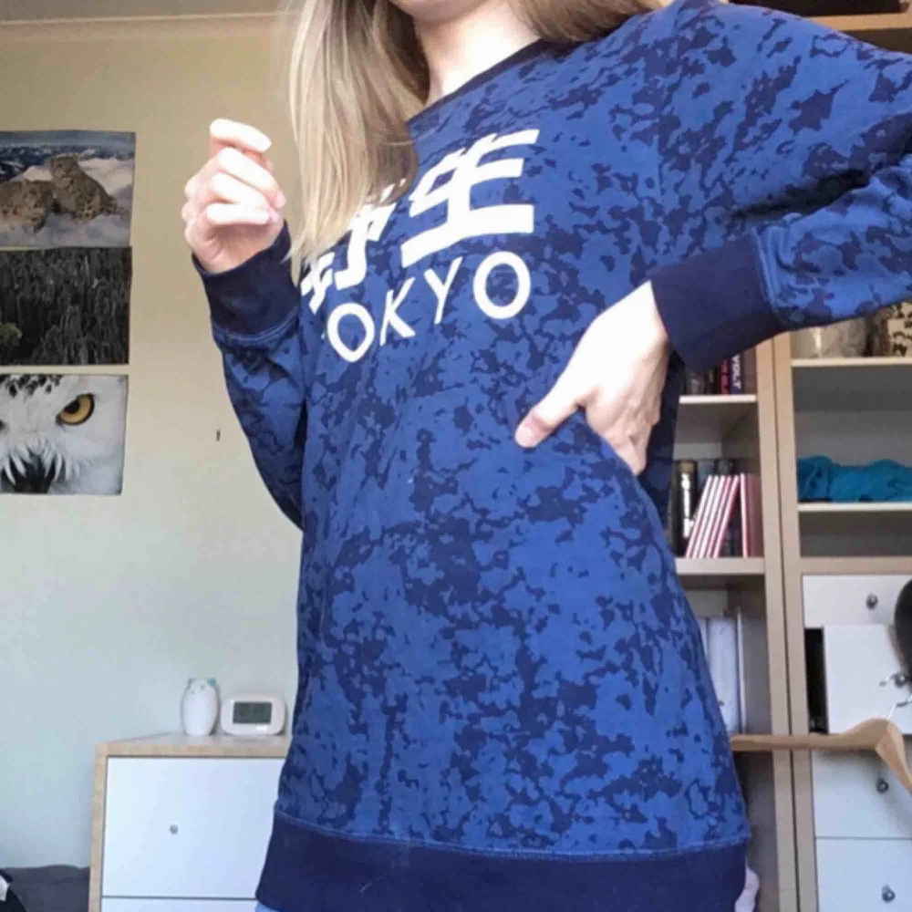 Sweatshirt från H&Ms killavdelning med kanji- och ”tokyo”-tryck. 🗾🏙 Vid frakt betalar köparen frakt (60 kr) 🚨. Hoodies.