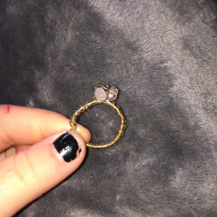 Säljer lite ringar som jag gjort själv, ringen är gjord av guldig ståltråd och en rosa kristall. Säljer denna ring för 20 kr+ 11 kr i frakt. DMa mig vid intresse! . Accessoarer.