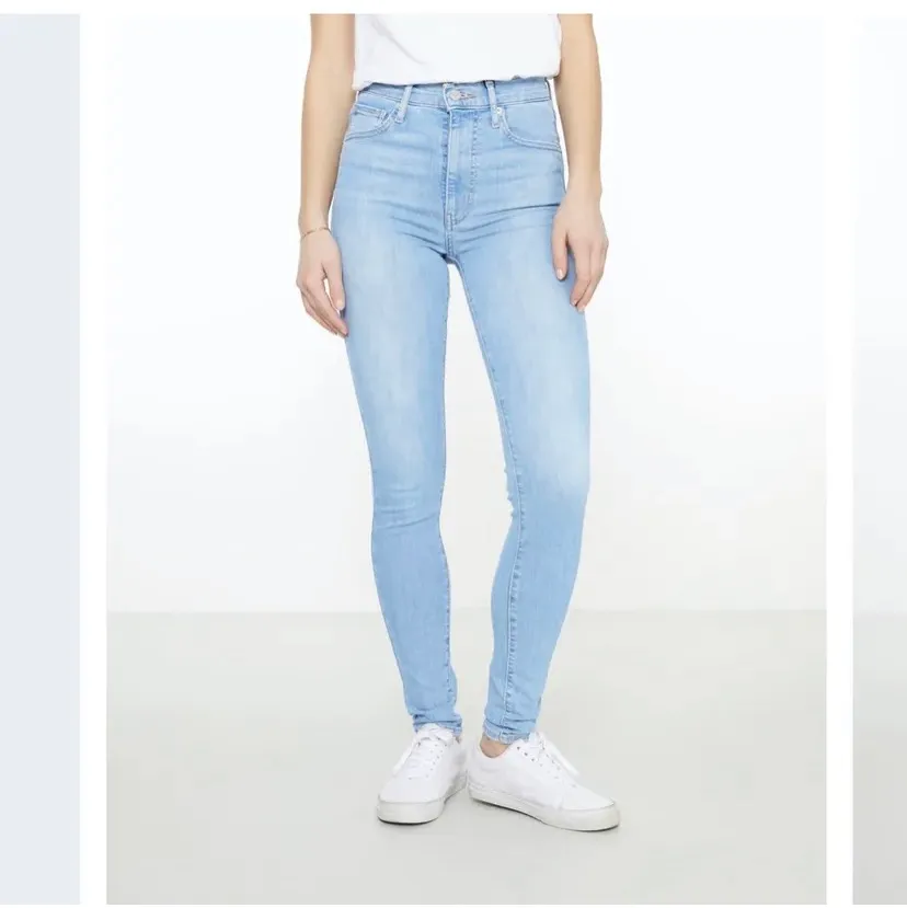 Lånade bilder. Säljer dessa super fina jeans från levis. Klippta längst ner vid sömen, så något kortare.Köpte här på Plick för ett tag sedan men de var inget för mig tyvärr, frakt tillkommer✨✨. Jeans & Byxor.
