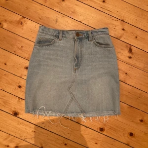 Jeanskjol - Märke - Monki                                                    Storlek - 34                                                            Inga hål eller fläckar                                 Kan mötas upp i Malmö eller posta                  Köparen betalar frakt 🍂🌝