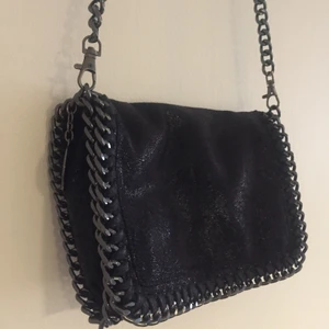 Stella Mcartney liknande väska - Liten svart väska med mörkgrå kedja