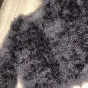 Strutsjacka s/m - Helt oanvänd pälsjacka. Fjärdrarba är äkta och jackan införskaffades i London. Inköpspriset var 1500kr och har aldrig använts. Därav väldigt bra skick. Ljusgrå/lila