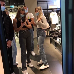 Rowe weekday Jeans ❤️ - Säljer dessa jätte fina gråa weekday jeans i modellen Rowe, vilket är en modell jag gillar super mycket. Dock har dessa blivit för stora för mig. Andra bilden är en bild på modellen på hemsidan i en ljusare färg. Köparen står för frakten. 🥰🥰 Obs. Om ni trycker på bilden så kan ni se hela bilden ❤️