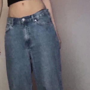 Snygga jeans  - Skitsnygga jeans som jag säljer för att de tyvärr inte passade så som jag ville på mig (gillar lite för stora byxor)! De här bilderna är lånade från personen jag köpte ifrån, men jag är 170 och de passar egentligen bra på mig också! 