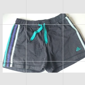 Adidas shorts  - Träningsshorts från Adidas i bra skick! Strl är barnstorlek ( bild två ) men passar xxs/xs❤ Unika med ränderna i olika färger(: