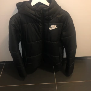 Nike vinterjacka storlek S - Säljer min Nike vinterjacka för att jag är intresserat att köpa en annan modell. Är du intresserad av att köpa jackan och vill se fler bilder av den så skickas det privat. Jackan är köpt i jd sport från Stockholm. (Storlek S i dam)