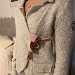 Odd Molly-kofta - Nu säljer jag min älskade odd molly tröja på grund av att den är för liten... den är i storlek 1 som motsvarar S. Hör av er för frågor. Frakt tillkommer 🌸