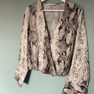 Ormskinnsmönstrad blus från NAKD - Ormskinnsmönstrad blus från NAKD använd fåtalet gånger. 34, men passar 36 också. 