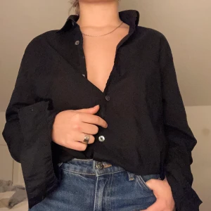 Our Legacy Skjorta - Jättefin svart skjorta från Our Legacy i 100% bomull, lite genomskinligt tyg. Sitter snyggt och avslappnat på! Nypris: 1600kr Köparen står för frakt!