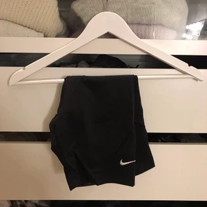 Nike biker shorts strl S - Säljer ett par jättesnygga cykelbyxor i från Nike! Storlek S, aldrig använda prislappen finns kvar!