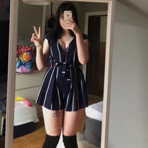 Playsuit strl S - En playsuit som jag köpte på Shein för 299❤️. Det står att det är storlek S men jag som är en M får också på mig den! Är endast använd ett fåtal gånger. Passar jättefint med Dr Martens och knähögt☺️💕
