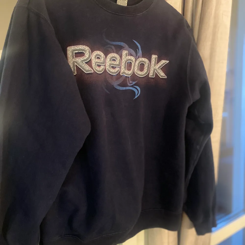 Intressekoll på denna asfeta sweatshirt från Reebok, köpt på Beyond Retro. Bra skick, säljer endast vid bra bud då jag verkligen gillar den. Står strl large, men skulle mer säga som en M. Tröjor & Koftor.
