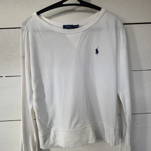 Ralph lauren sweatshirt  - Säljer min Ralph lauren sweatshirt i storlek xs, de finns några små fläckar som inte går bort men dom syns knappt(därmed priset.) 