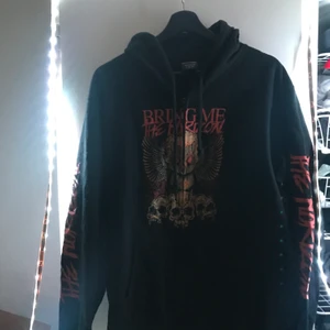 Hoodie BMTH - Bring me the horizon merch knappt använd och köpt för flera år sedan! Bra skick eftersom jag haft den som dekoration! Köparen står för frakt meddela om pris och även om ni har frågor!
