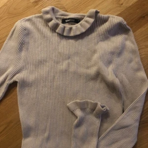 Beige tröja med fina detaljer  - Fint skick! Storlek xs