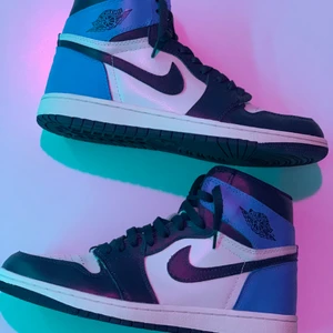 Jordan 1 Retro High Obsidian UNC  - 📦Jordan 1 Obsidian📦 Size: 45/US11  Cond: VNDS, 9,3/10  All og  Pris: bud 3500kr bin 4200kr + 147kr spårbart frakt, skickar dubbelboxat