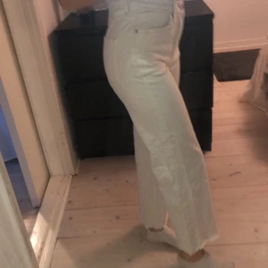 Vita mom jeans  - Säljer dessa vita mom jeans, använda en gång på grund av att jag aldrig använda vita jeans.  Men de är i alla fall bara använda en gång och där för det är dom som nya🤩🤍