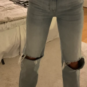 Gina tricot 90’s - Väldigt snygga håliga jeans från Gina. Köpte dom i somras men är använda 3/5 gånger då jag inte gillar längden. Orginal pris: 600kr. Bara att skriva om du har frågor eller vill ha fler bilder💕