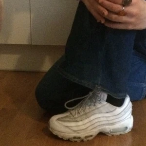 Nike skor - Säljer ett par nike skor, använt rätt mycket men bra skick! Riktigt bekväma är dem också