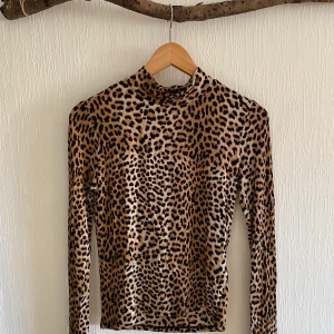 Leopardtröja Gina tricot stl S - Tröja i fint skick passa XS-S. 