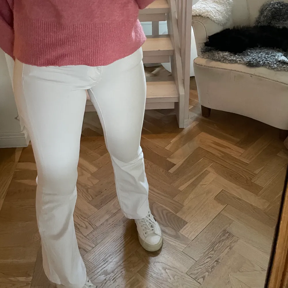 Supersnygga vita Bootcut jeans från Zara, funkar till allt. 🤍Knappt använda och jättefint skick!🤍Passar 34-36 då dem är stretchiga! 🤍🤍 Jag är 165 cm. Nypris 400 kr. . Jeans & Byxor.