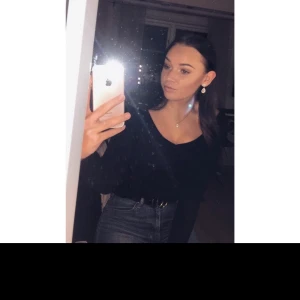 Svart tröja  - En svart långärmad tröja från Ginatricot. Det är svårt att på bild visa hur den ser ut men om ni är intresserade så skriv till mig så kan jag fixa lite bättre bilder. 