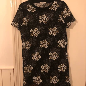 Klänning - Klänning i nät, storlek M