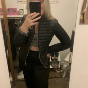 Svart Colmar jacka - Säljer min fina colmar jacka eftersom den inte kommer till användning längre. Dåliga bilder då jag inte är hemma men var inte rädd för att fråga om bilder 🦋💙 perfekt till hösten och våren, nytt skick!