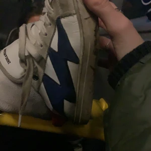 Zadig sneakers - Säljer mina äkta favorit zadig sneakers! Blåa och röda!  