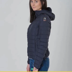 Parajumper - Hej nu säljer jag min fina parajumper då den tyvärr inte kommit till någon användning:( (l i kids size sitter typ som en xs-s)