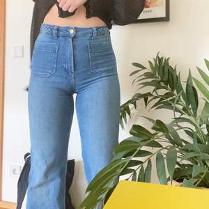 Sköna mjuka jeans från HM som är väldigt höga i midjan och sitter som en smäck! Lite slitna längst ner pga för långa för mig, det är därför de bara kostar 75kr