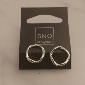 Snö of Sweden örhängen - Söta silverörhängen av snö of Sweden. Frakt ingår i priset