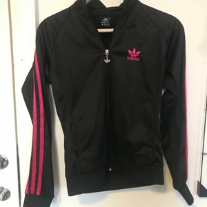 Adidas  - Adidas tröja i fint skick. Strl S. 80kr